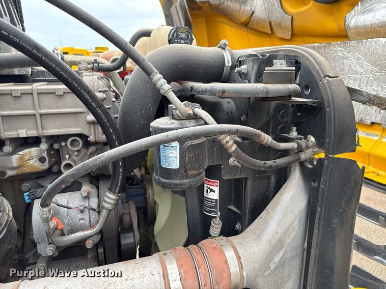 image for item EJ4837 2020 Freightliner Cascadia 126 semi truck