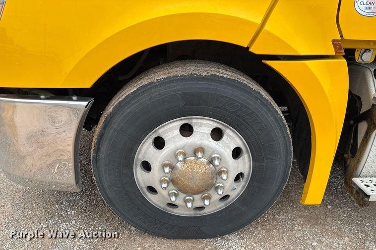 image for item EJ4837 2020 Freightliner Cascadia 126 semi truck