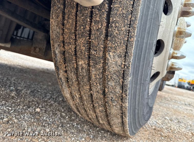 image for item EJ4837 2020 Freightliner Cascadia 126 semi truck