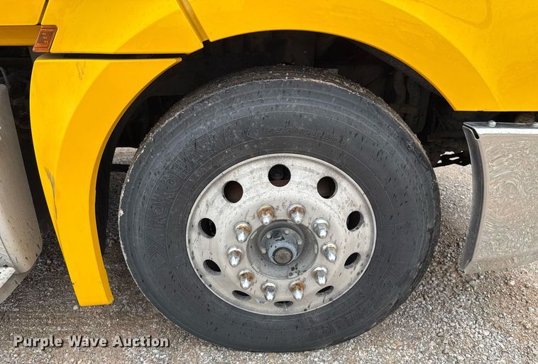 image for item EJ4837 2020 Freightliner Cascadia 126 semi truck