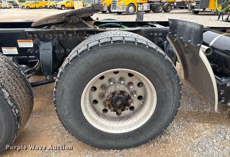 image for item EJ4837 2020 Freightliner Cascadia 126 semi truck