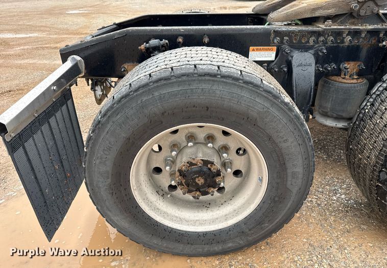 image for item EJ4837 2020 Freightliner Cascadia 126 semi truck