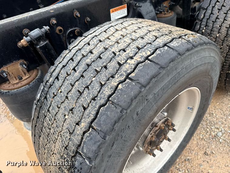 image for item EJ4837 2020 Freightliner Cascadia 126 semi truck