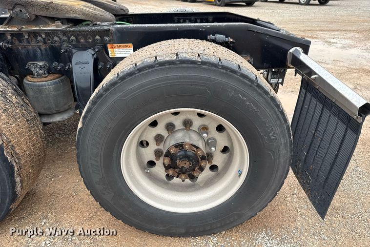 image for item EJ4837 2020 Freightliner Cascadia 126 semi truck