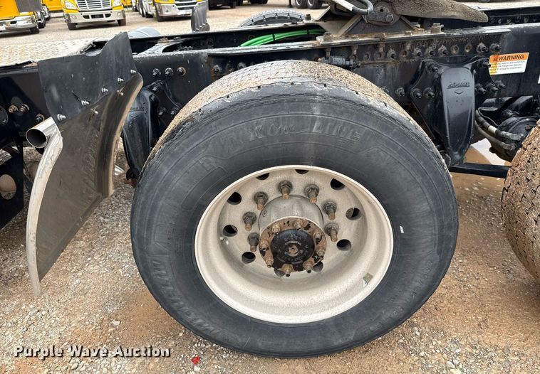 image for item EJ4837 2020 Freightliner Cascadia 126 semi truck