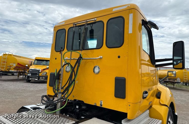 image for item EJ4838 2020 Kenworth T680 semi truck