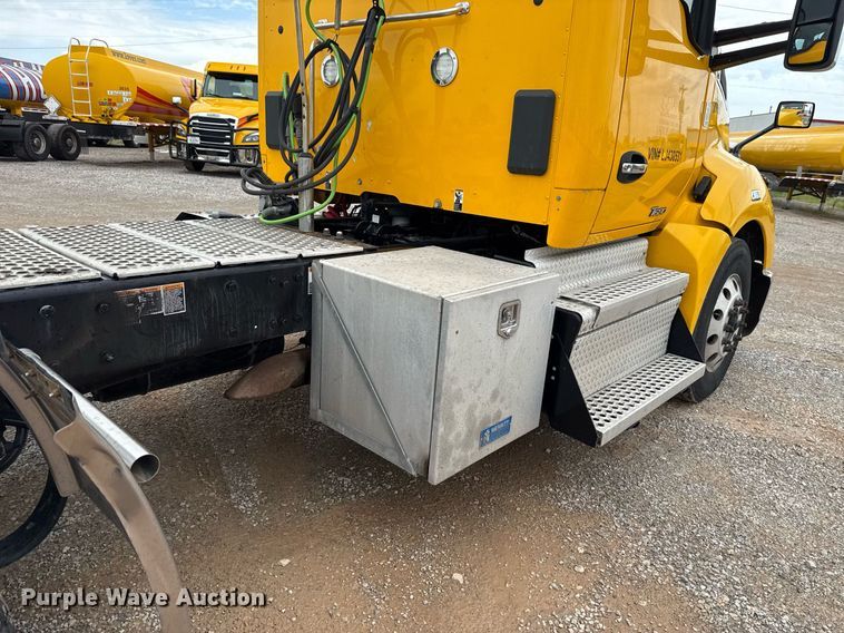 image for item EJ4838 2020 Kenworth T680 semi truck