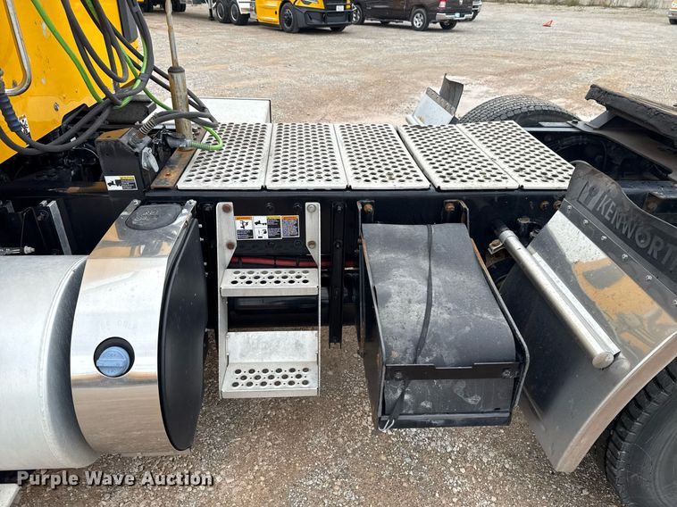 image for item EJ4838 2020 Kenworth T680 semi truck