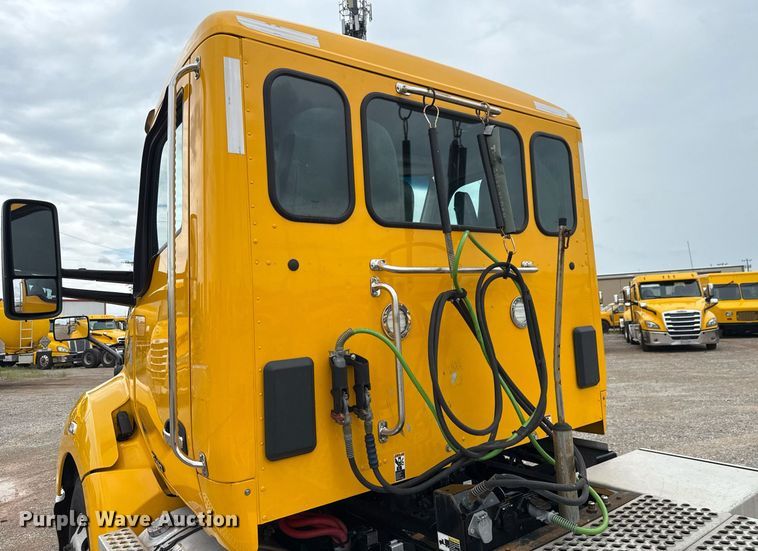 image for item EJ4838 2020 Kenworth T680 semi truck