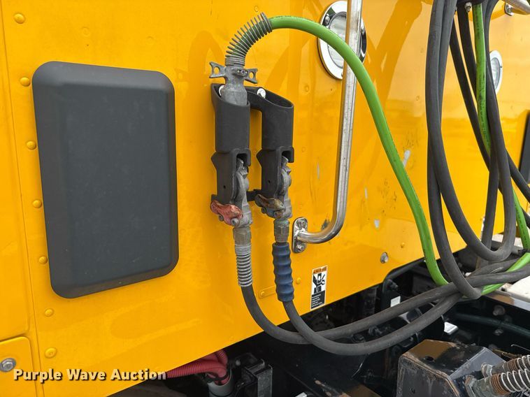 image for item EJ4838 2020 Kenworth T680 semi truck