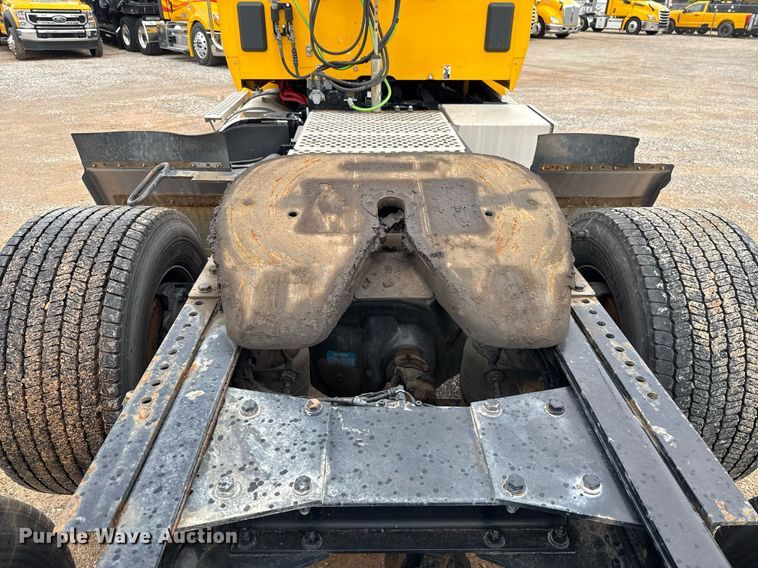 image for item EJ4838 2020 Kenworth T680 semi truck