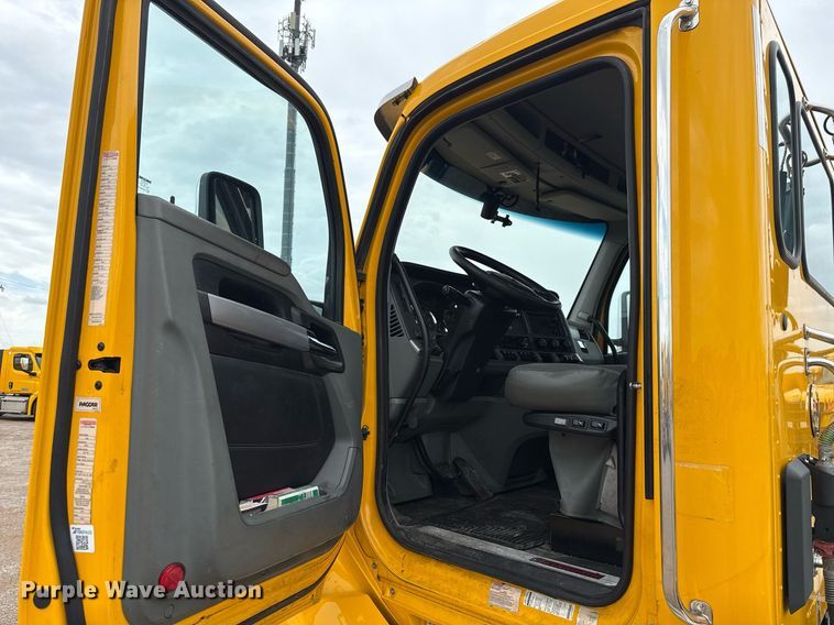 image for item EJ4838 2020 Kenworth T680 semi truck