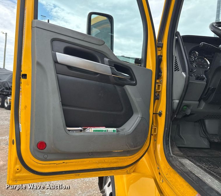 image for item EJ4838 2020 Kenworth T680 semi truck