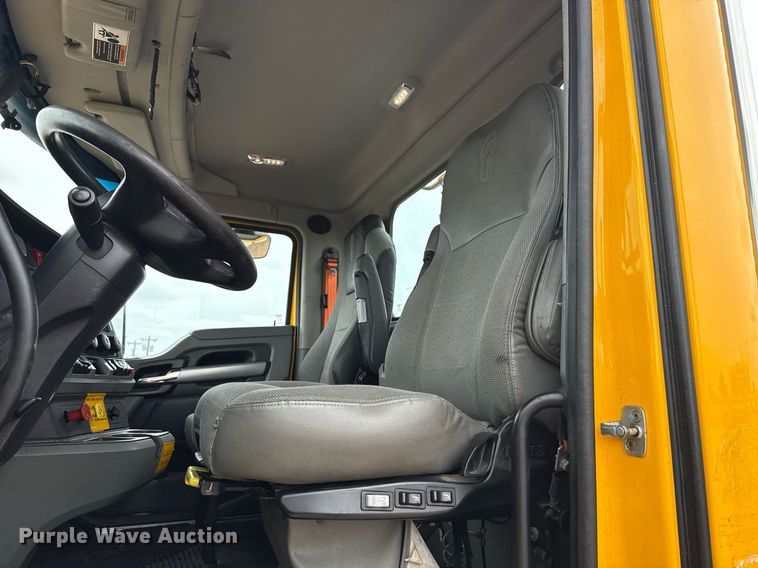 image for item EJ4838 2020 Kenworth T680 semi truck