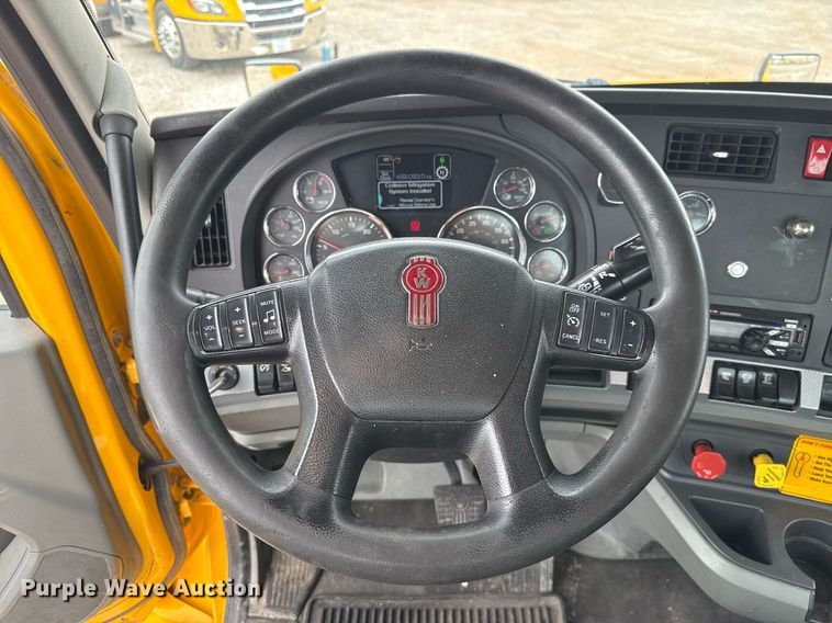 image for item EJ4838 2020 Kenworth T680 semi truck