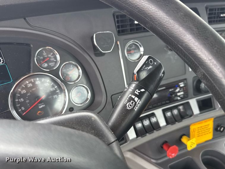 image for item EJ4838 2020 Kenworth T680 semi truck