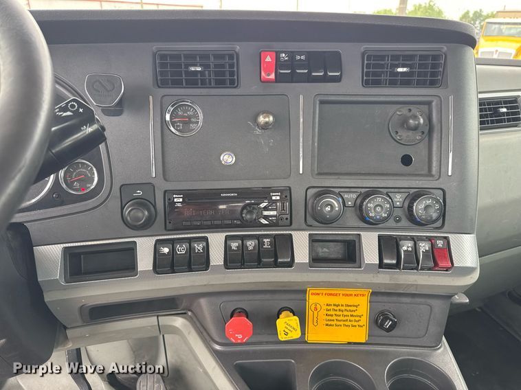 image for item EJ4838 2020 Kenworth T680 semi truck