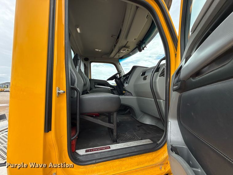 image for item EJ4838 2020 Kenworth T680 semi truck