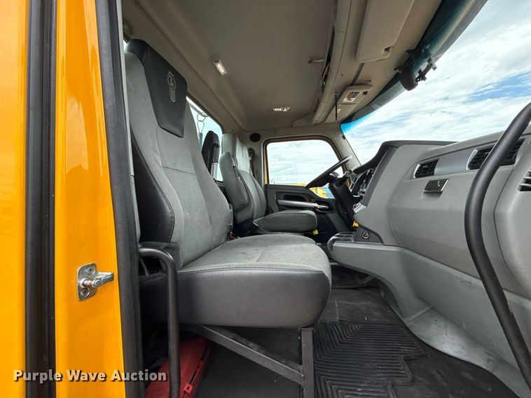 image for item EJ4838 2020 Kenworth T680 semi truck