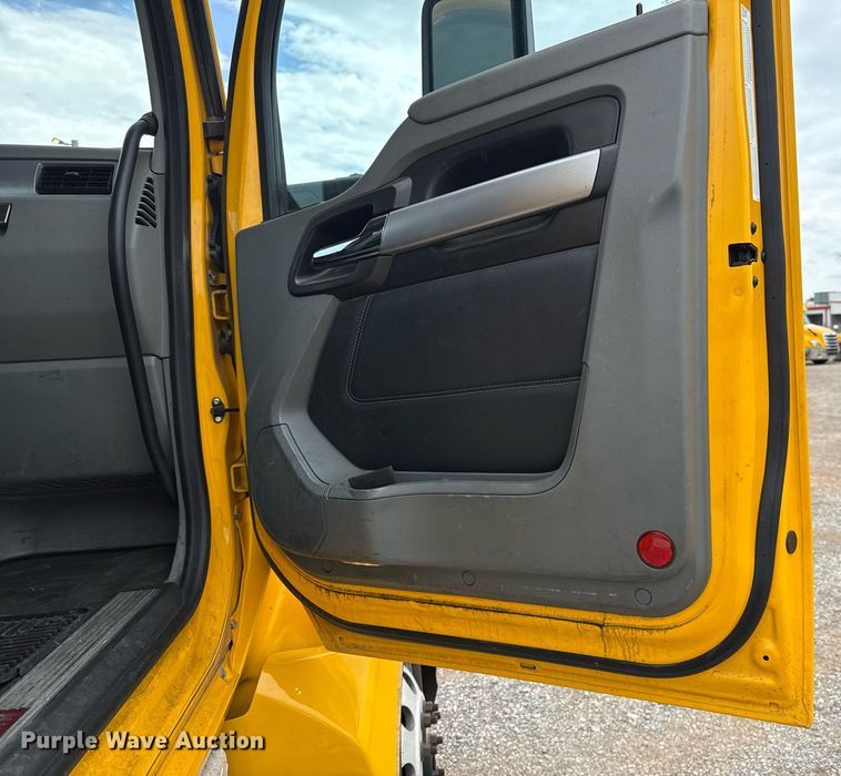 image for item EJ4838 2020 Kenworth T680 semi truck