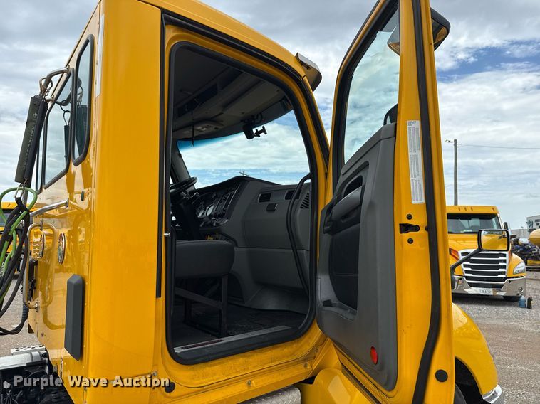 image for item EJ4838 2020 Kenworth T680 semi truck