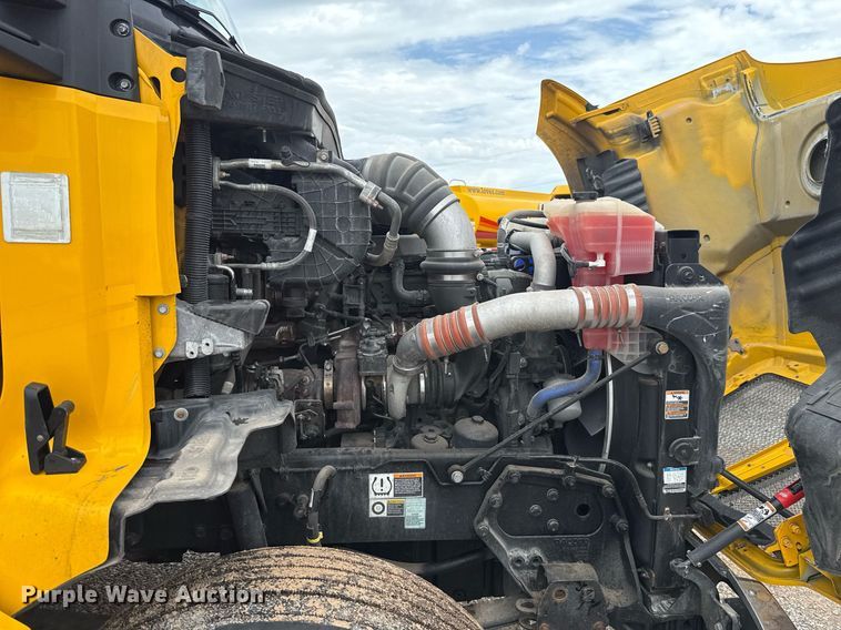 image for item EJ4838 2020 Kenworth T680 semi truck