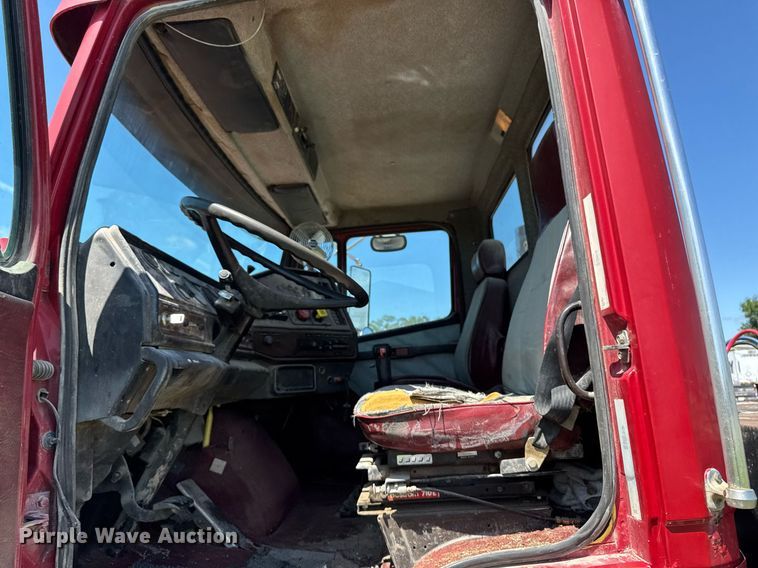 image for item EM2095 1988 Freightliner FLC112 semi truck