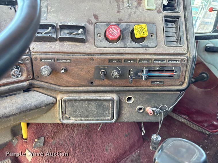 image for item EM2095 1988 Freightliner FLC112 semi truck