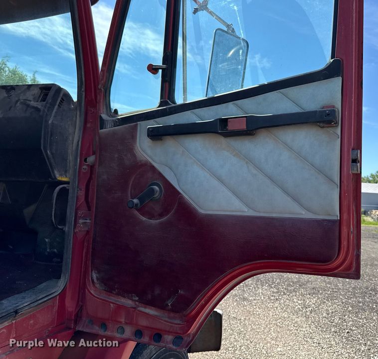 image for item EM2095 1988 Freightliner FLC112 semi truck