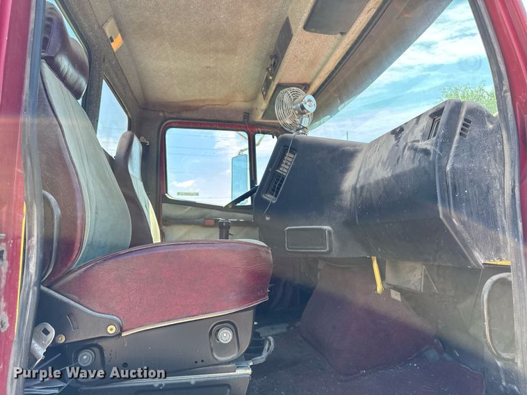 image for item EM2095 1988 Freightliner FLC112 semi truck