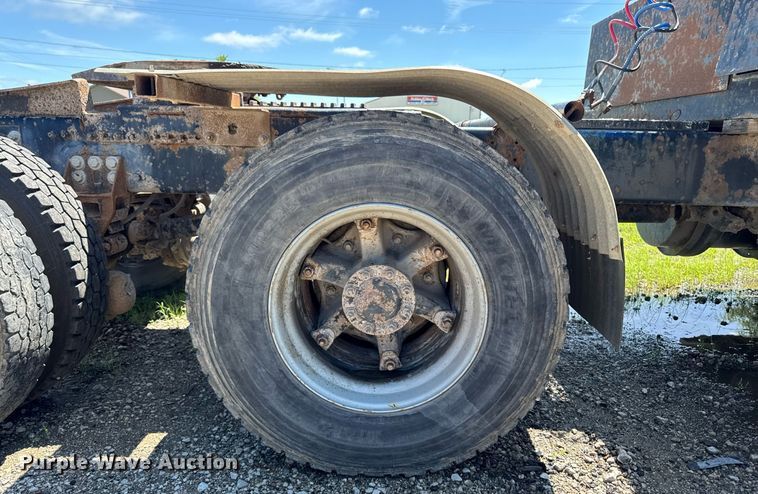 image for item EM2095 1988 Freightliner FLC112 semi truck