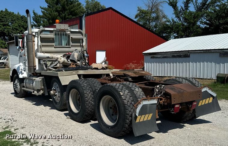 image for item EM2111 1996 International 9400 semi truck