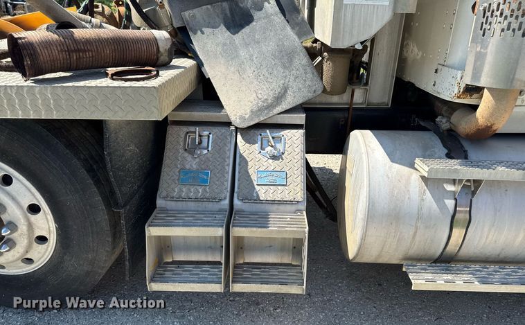 image for item EM2111 1996 International 9400 semi truck