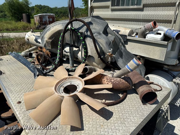 image for item EM2111 1996 International 9400 semi truck