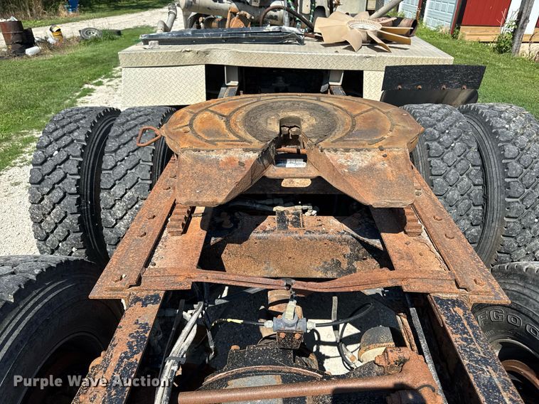 image for item EM2111 1996 International 9400 semi truck