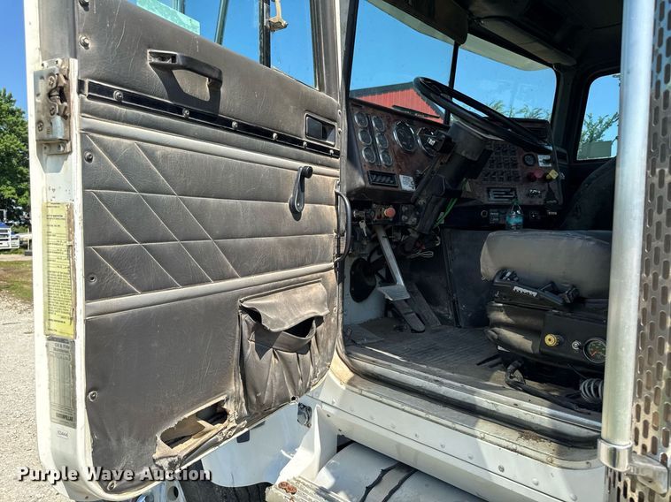 image for item EM2111 1996 International 9400 semi truck