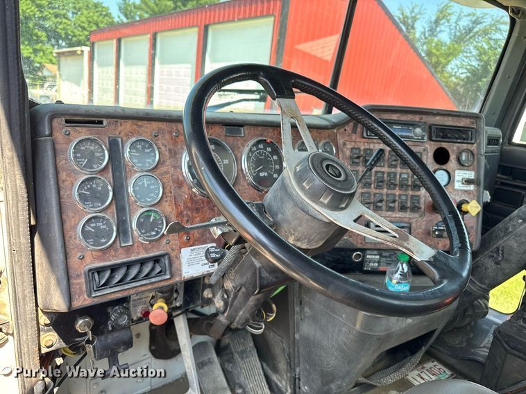 image for item EM2111 1996 International 9400 semi truck