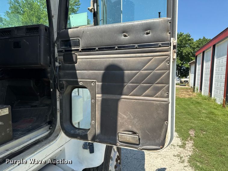 image for item EM2111 1996 International 9400 semi truck