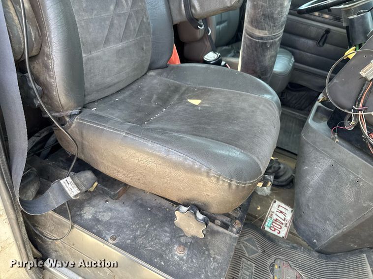 image for item EM2111 1996 International 9400 semi truck