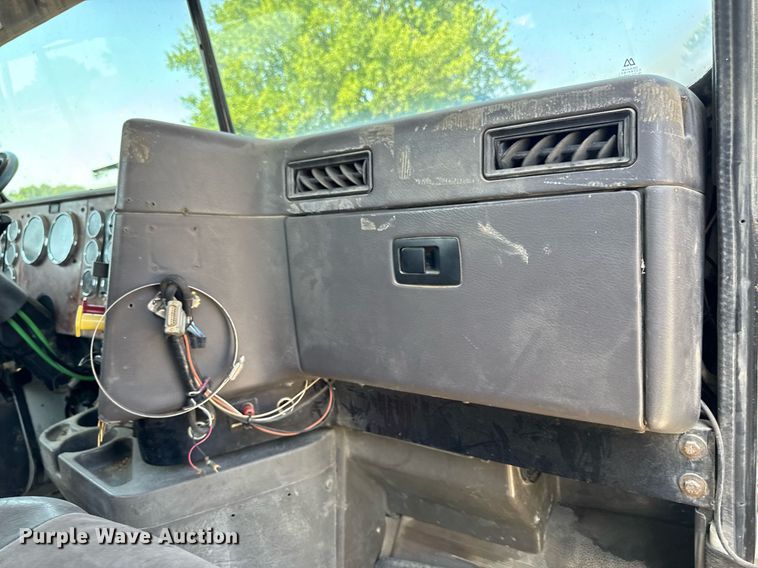 image for item EM2111 1996 International 9400 semi truck