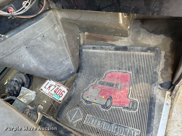 image for item EM2111 1996 International 9400 semi truck