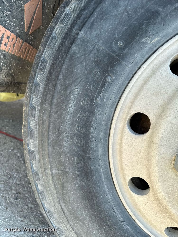 image for item EM2111 1996 International 9400 semi truck