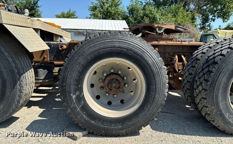 image for item EM2111 1996 International 9400 semi truck