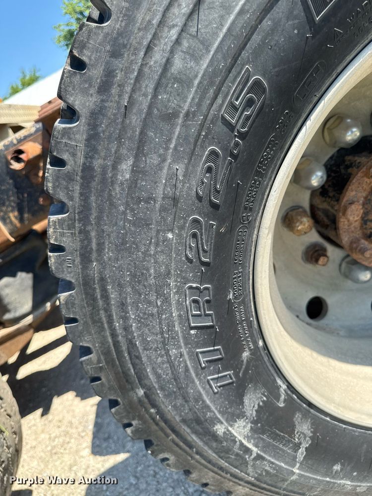 image for item EM2111 1996 International 9400 semi truck