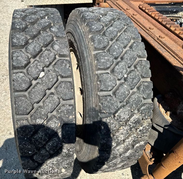 image for item EM2111 1996 International 9400 semi truck