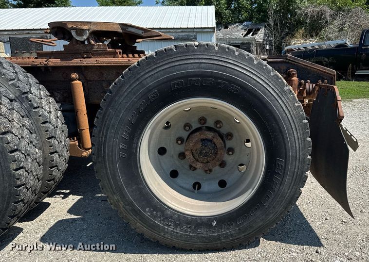 image for item EM2111 1996 International 9400 semi truck