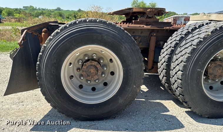 image for item EM2111 1996 International 9400 semi truck