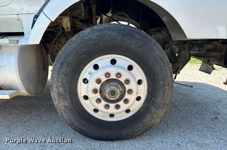 image for item EM2111 1996 International 9400 semi truck