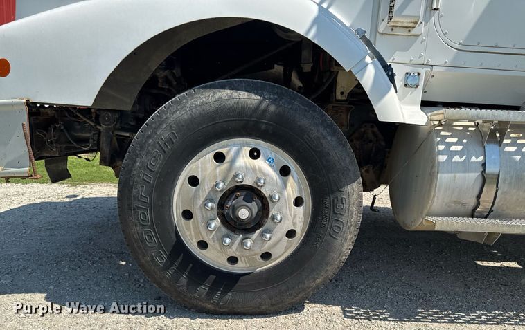 image for item EM2111 1996 International 9400 semi truck