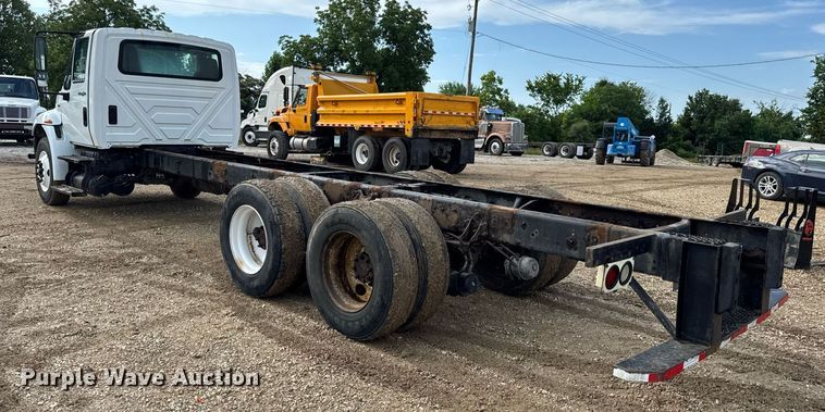 image for item EN4585 2010 International DuraStar 4400  truck cab and chassis